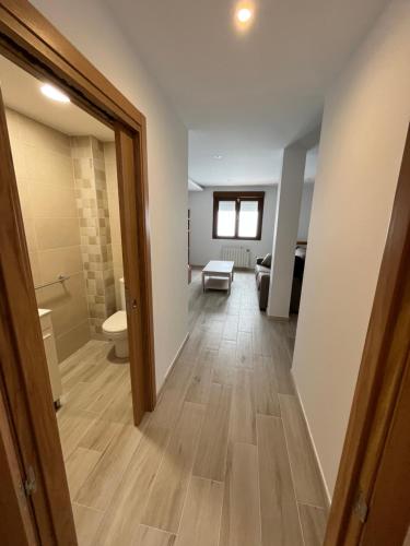 Et badeværelse på La Marina Apartamentos