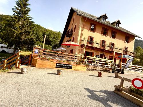 CervièresにあるLE PETIT CERFの正面に看板がある大きな建物