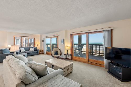 Una sala de estar con un sofá y un televisor de pantalla plana. en Heron Cove 304S, en Nags Head