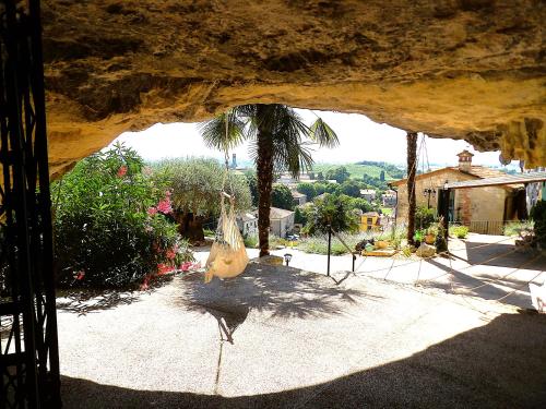 Taman di luar Chez Les Grottes