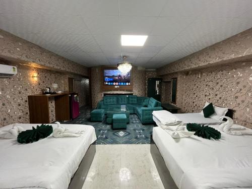 Кровать или кровати в номере Tulsi Garden- Near Prem Mandir Vrindavan