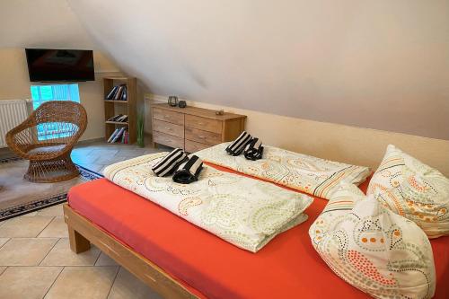 a bed with two pillows on top of it at Heuboden Achterstadt - Perfekt für Erholung oder Langzeitaufenthalt in Achterstadt