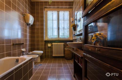 a bathroom with a tub and a sink and a toilet at PoloTuristicoUmbria Villa in Campagna con Piscina in Calzolaro