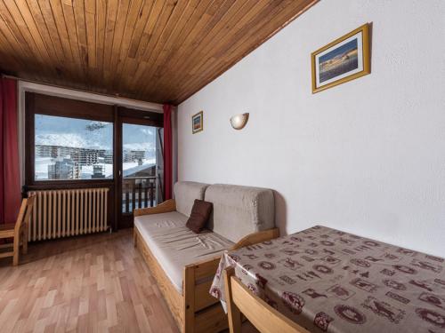 pokój z łóżkiem, kanapą i oknem w obiekcie Charmant T3 lumineux avec balcon à Tignes Le Lac, proche pistes et commerces - FR-1-502-442 w mieście Tignes