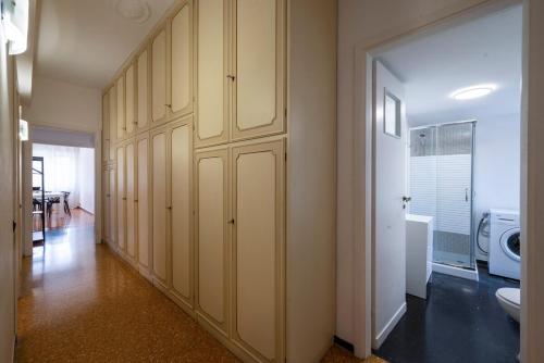 Et badeværelse på Portofino Spacious Apartment - AC - City Center