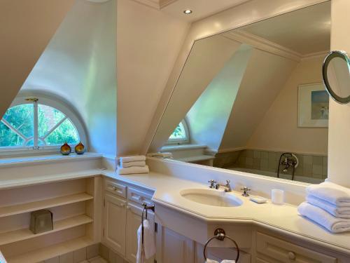 a bathroom with a sink and a mirror at Sylt Glück in Morsum