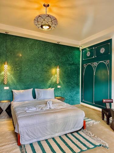 Cama o camas de una habitación en Riad Dar Mima Hnina - Riad Privé avec Piscine à 10 min de l'aéroport