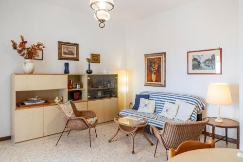 a living room with a couch and chairs at L'Elicriso in Castiglione della Pescaia