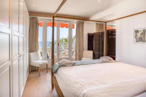 ein Schlafzimmer mit Bett und Blick auf das Meer in der Unterkunft A16 - 2BDR Sea View - City Center - Parking & Terrace in Antibes
