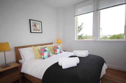 a bedroom with a bed with two towels on it at House 47 in Talland
