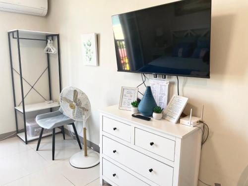 Televisyen dan/atau pusat hiburan di MC8 Condo Your Affordable Staycation