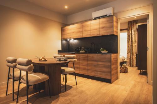 a kitchen with a table and chairs in a room at Parc Victoria Appartements in Saint-Jean-de-Luz