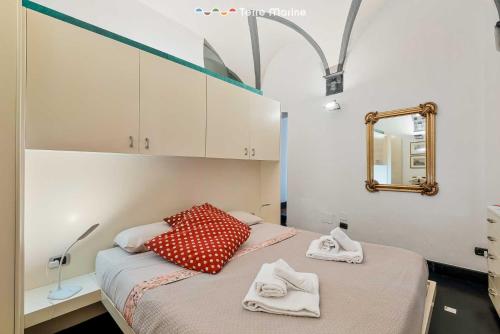 ein Schlafzimmer mit einem Bett mit Handtüchern darauf in der Unterkunft La Casa delle Volte, Terre Marine in La Spezia