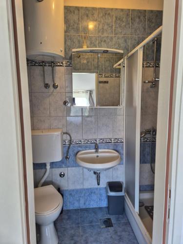 Bilik mandi di Apartman Sea