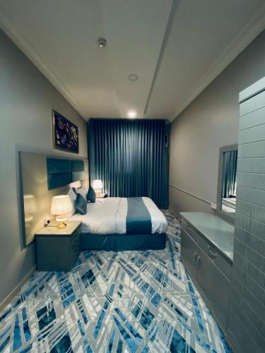 a hotel room with a bed and a bath tub at جناح ديلوكس غرفة وصالة في موقع مميز - مرخصة ضيافة خاصة - in Khamis Mushayt
