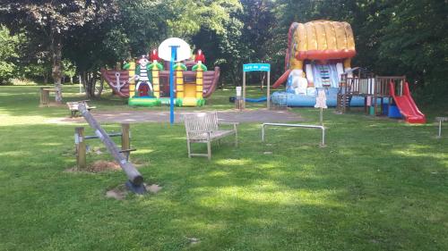 Clohars-CarnoëtにあるBungalow charmant à Clohars-Carnoët - 38 m² avec piscineの遊び場付き公園