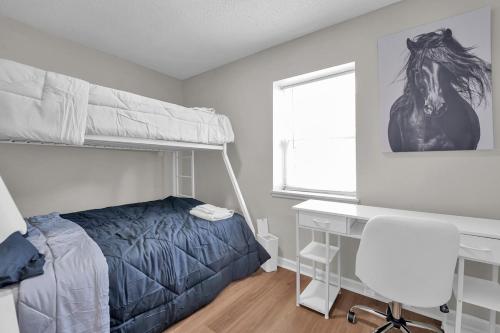 Cama ou camas em um quarto em Modern 3BR Near Downtown & Casino, Pet-friendly, Fast Wi-Fi, Laundry