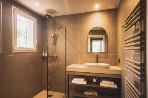 a bathroom with a sink and a shower at Parc Victoria Appartements in Saint-Jean-de-Luz