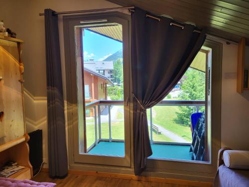 une fenêtre avec vue sur la cour dans l'établissement Studio Mezzanine Les Combettes E, aux Contamines-Montjoie