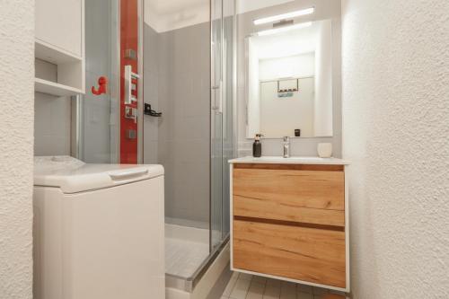 une salle de bain avec un lavabo et une douche dans l'établissement Musa by POM, clim, terrasse, au Cap d'Agde