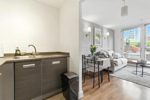 Luxury 2BR Near Bham Central, Parking, Desk & Coffee photo 35