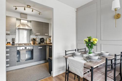 Luxury 2BR Near Bham Central, Parking, Desk & Coffee photo 39