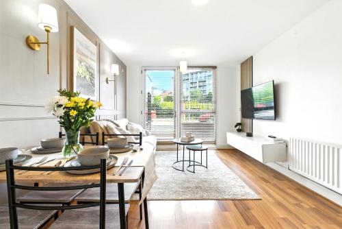 Luxury 2BR Near Bham Central, Parking, Desk & Coffee photo 11