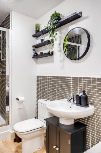 Luxury 2BR Near Bham Central, Parking, Desk & Coffee photo 47