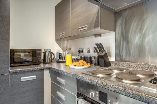 Luxury 2BR Near Bham Central, Parking, Desk & Coffee photo 46
