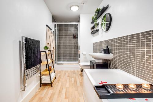 Luxury 2BR Near Bham Central, Parking, Desk & Coffee photo 4