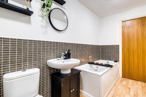 Luxury 2BR Near Bham Central, Parking, Desk & Coffee photo 77