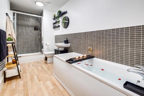 Luxury 2BR Near Bham Central, Parking, Desk & Coffee photo 42