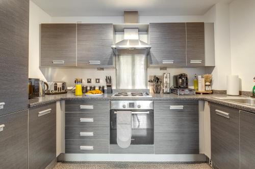 Luxury 2BR Near Bham Central, Parking, Desk & Coffee photo 41