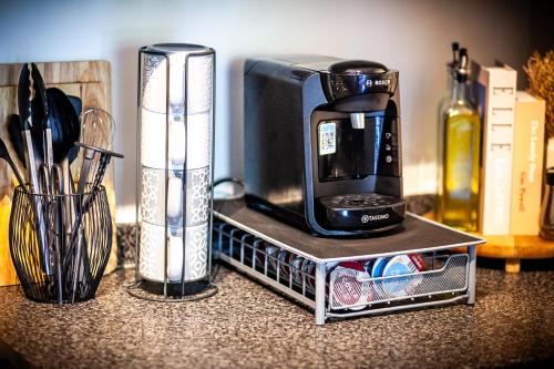 Luxury 2BR Near Bham Central, Parking, Desk & Coffee photo 57