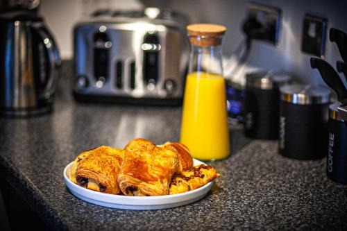 Luxury 2BR Near Bham Central, Parking, Desk & Coffee photo 65