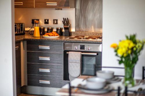 Luxury 2BR Near Bham Central, Parking, Desk & Coffee photo 78