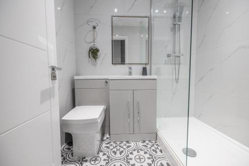 a white bathroom with a toilet and a shower at Luxury City Centre Apartment With Free Gym By The Pocklington - The Bradgate Suite in Leicester