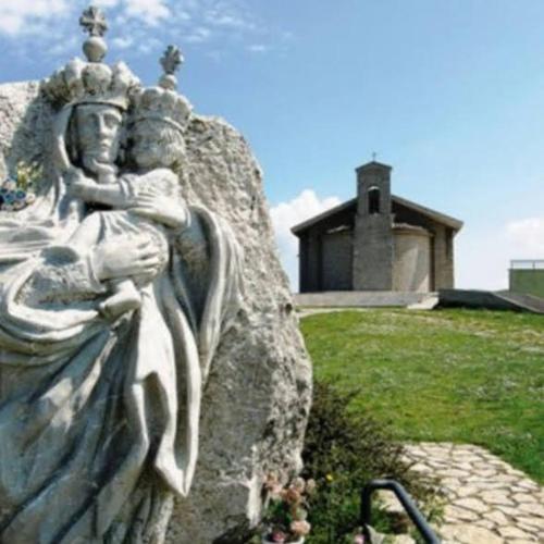 a statue of a woman holding a child at Il Piazzale B&B in Filiano