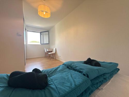 - une chambre avec deux ours en peluche posés sur un lit dans l'établissement Villa Bianca Appartement DUPLEX climatisé à 500m de la plage, à Sérignan