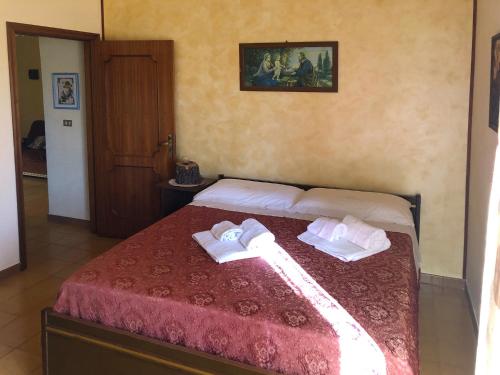 a bedroom with a bed with two towels on it at Il Piazzale B&B in Filiano
