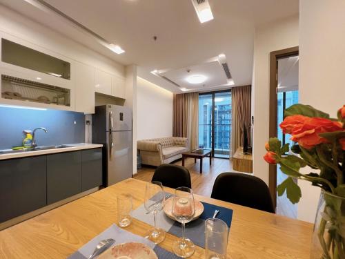 Кухня или мини-кухня в Vinhomes Metropolis Residence & Hotel

