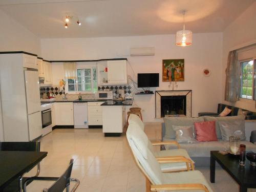 ゲンナジーにあるGennadi Sea Maridina Villaのリビングルーム(ソファ付)、キッチン