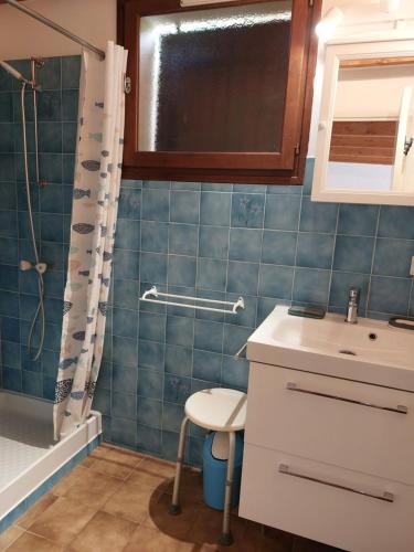 une salle de bain avec une douche, un lavabo et des toilettes dans l'établissement Maison au bord de l'océan, à Vaux-sur-Mer