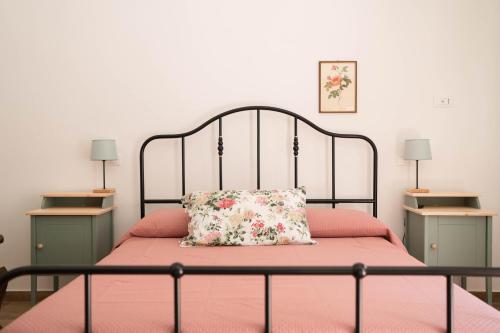Un dormitorio con una cama con una almohada encima. en La Stanzetta Rooms & Garden, en Casal Velino