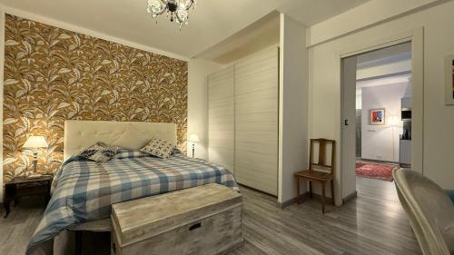 una camera da letto con un letto con una coperta a quadri e un tavolo di Suite Cavour a Torino