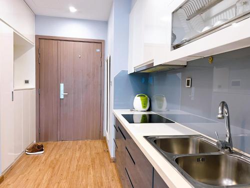 Кухня или мини-кухня в Vinhomes Metropolis Residence & Hotel
