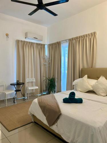 a bedroom with a large bed with a ceiling fan at Amicasa Homestay Seremban in Seremban