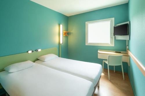 Una cama o camas en una habitación de Ibis budget Les Sables d'Olonne