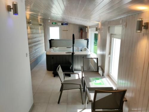TV a/nebo společenská místnost v ubytování Gîte 295 Montagnes du Jura avec Spa et Sauna classé 3 étoiles