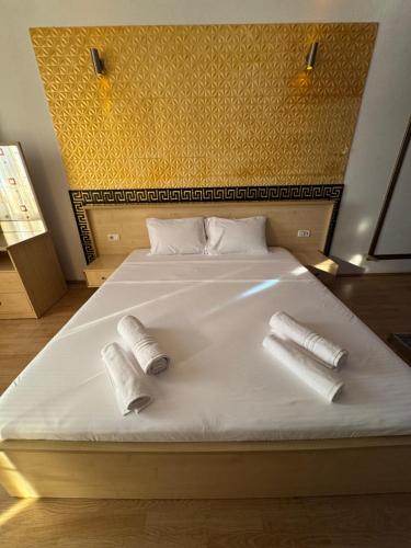 Una cama o camas en una habitación de GOT Prizren Hotel